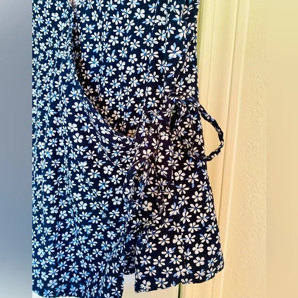 Old Navy Women’s Flutter Sleeve Wrap Top Shirt Dark Blue with Flowers Medium M - Picture 5 of 7